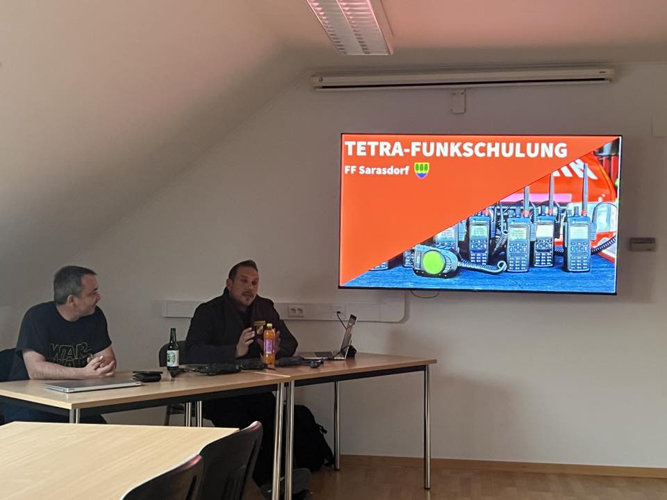 Ist möglicherweise ein Bild von 2 Personen und Text